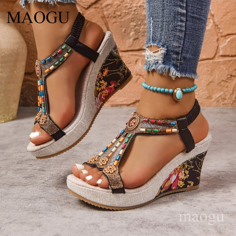 Ethnic And Fashion - รองเท้าส้นเตารีดประดับลูกปัดลายดอกไม้สไตล์โบโฮสำหรับผู้หญิง เปิดหัวเท้า สายรัดข้อเท้าแบบยืดหยุ่น พื้นรองเท้าลายดอกไม้ ส้นสูงแบบแพลตฟอร์ม สไตล์ชาติพันธุ์